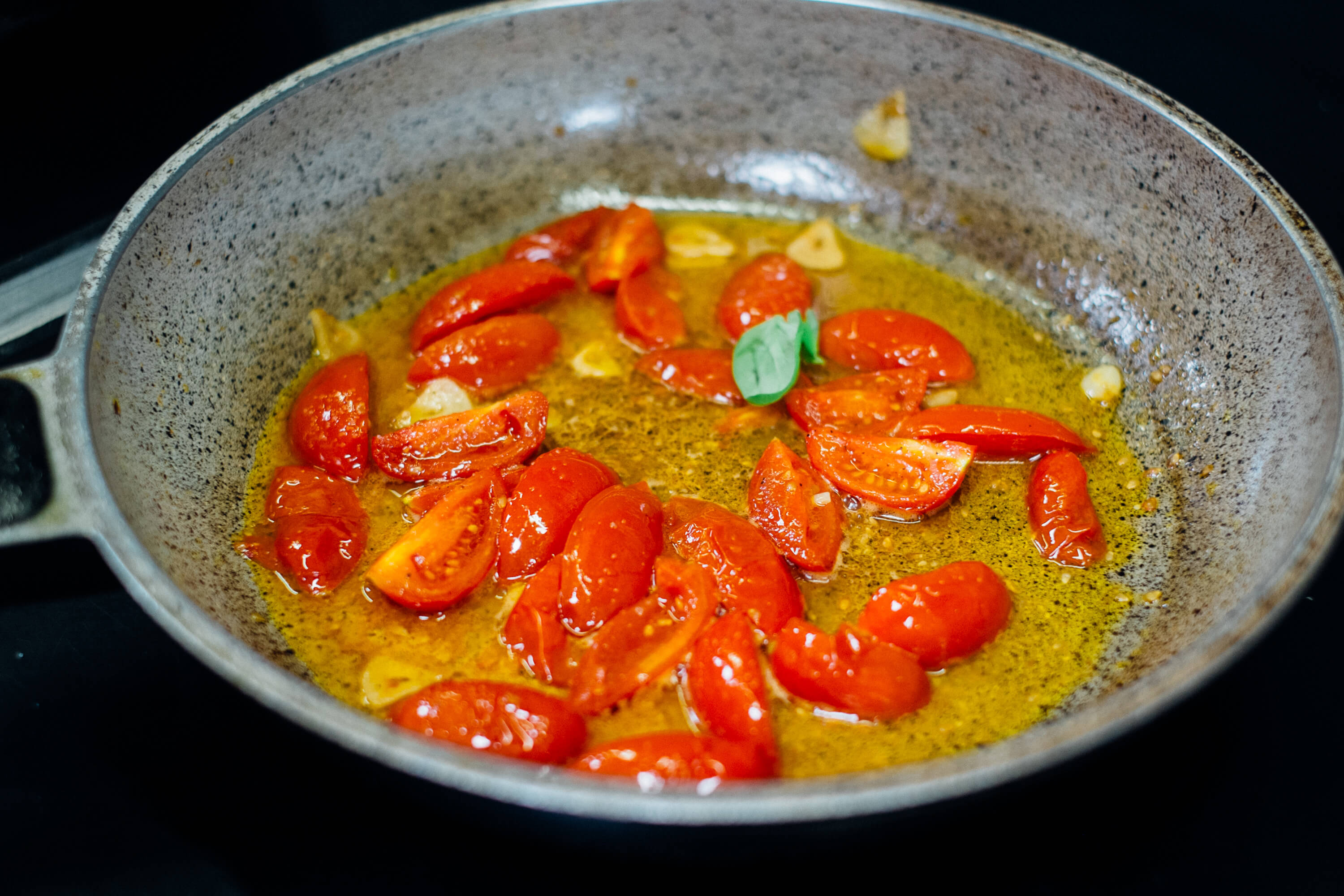 Piazza Grande - Die Küche - Tomaten mit Olivenöl und Knoblauch in einer Pfanne